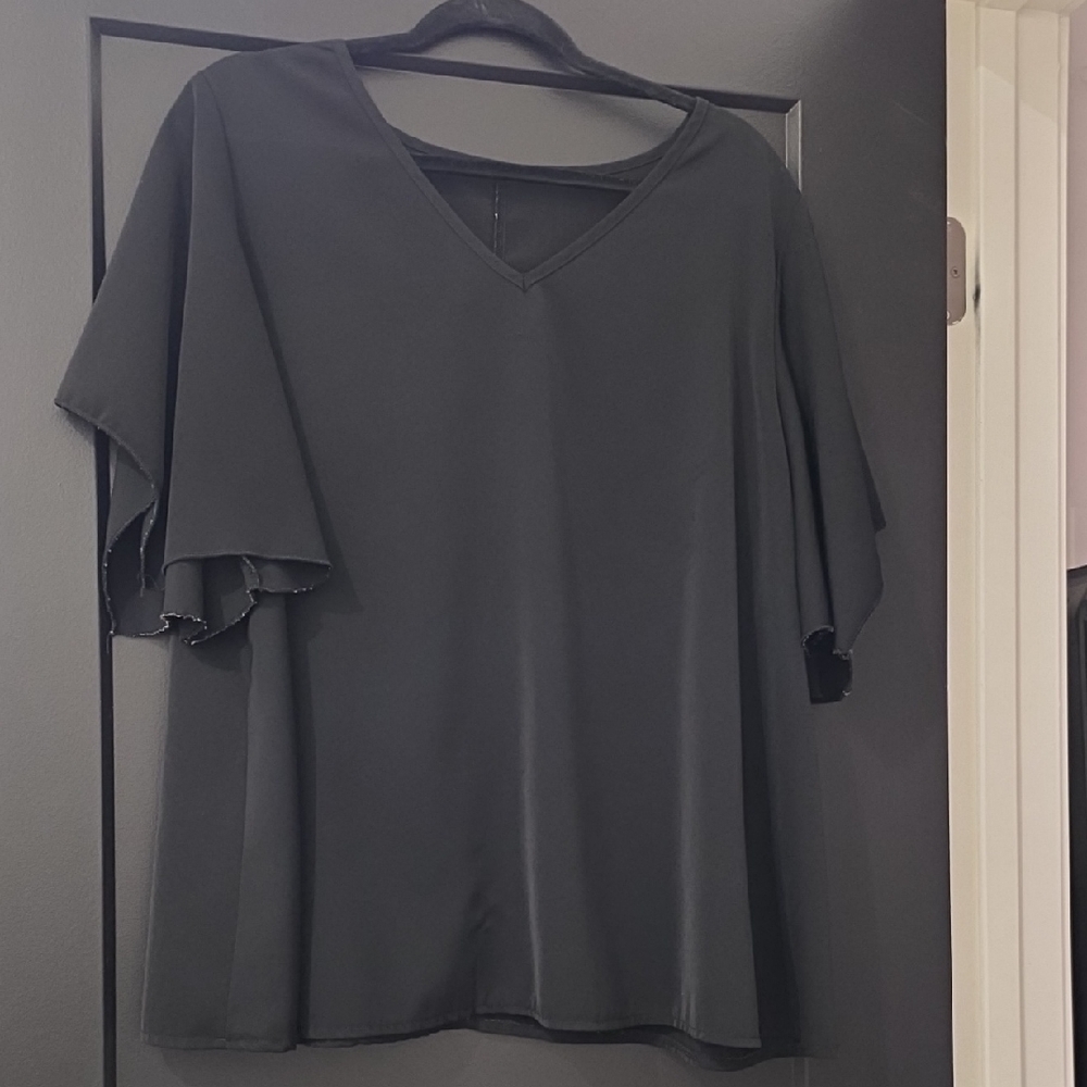 SHEIN Black V-Neck Short Sleeve Top